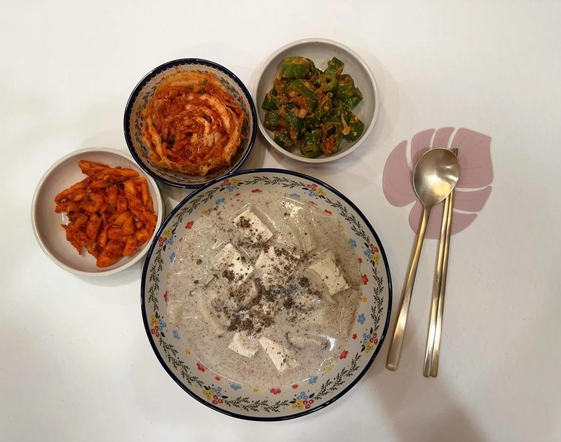 “근사하게 하루 시작합니다”…윤세아, 들깨수제비 한상→삶의 온기 가득 / 배우 윤세아 인스타그램