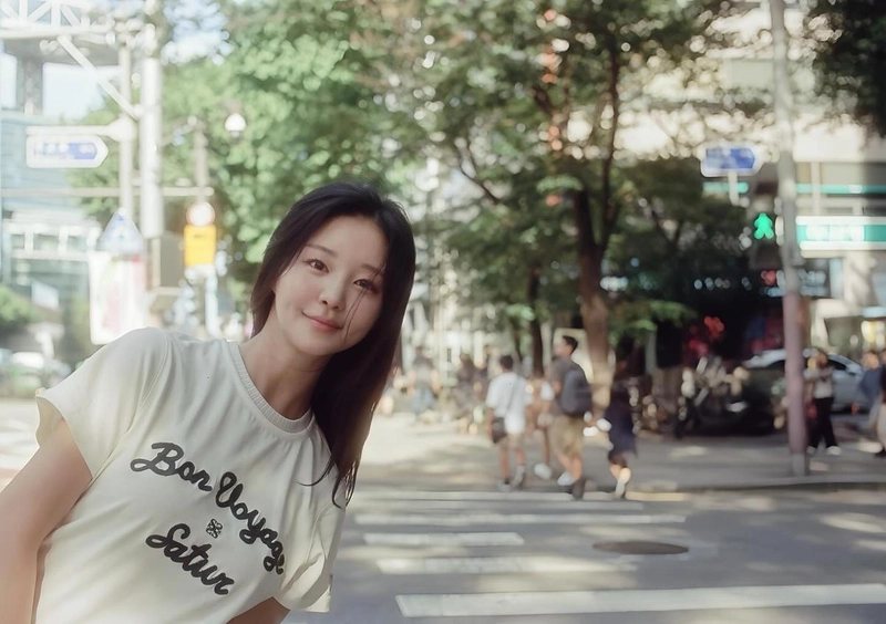 “걷는 바람을 닮은 미소”…김수아, 여름빛 속 반가움→골목 위 청춘 감성 / 하트페어링 출연자 김수아 인스타그램