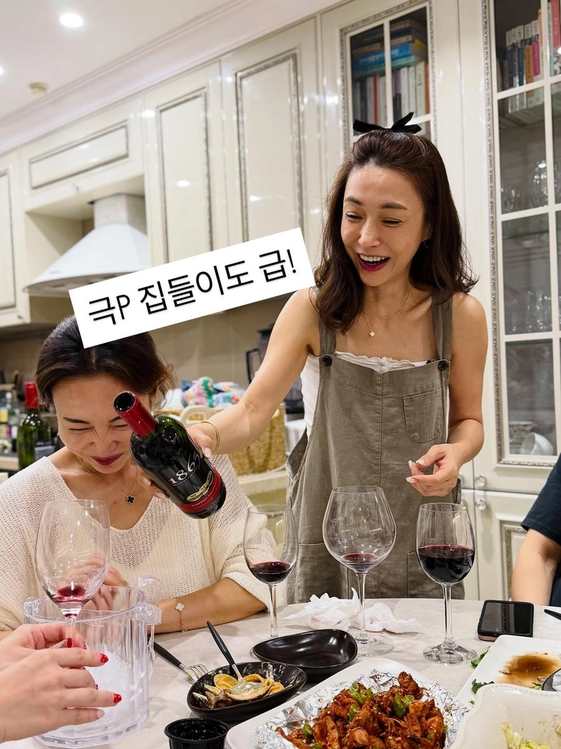 “급하게 준비된 자리인데도 따스함”…고은미, 웃음 가득 여름 밤→집들이 소확행 / 배우 고은미 인스타그램