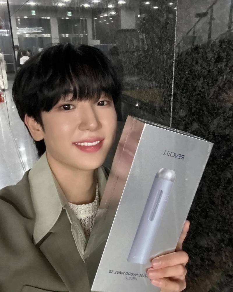 “빛나는 미소로 전한 감사”…최수호, 선물 인증샷→여름 오후 청량함 / 가수 최수호 인스타그램