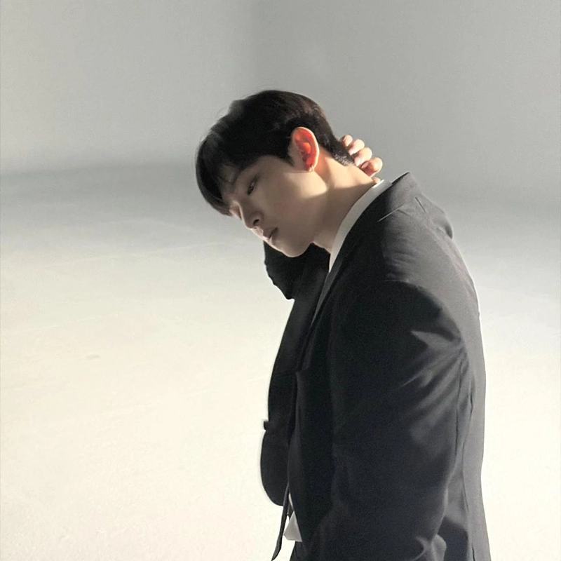 “무슨 촬영일까”…이도, 고요한 긴장감→강렬한 카리스마 / 그룹 원어스 이도 인스타그램