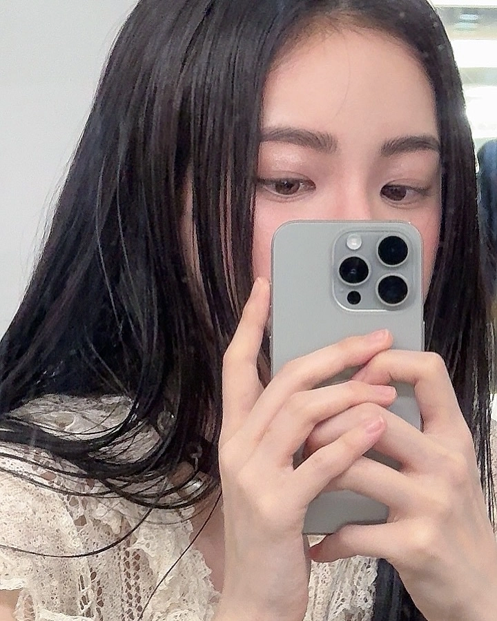 “속삭임처럼 다가온 순간”…홍수주, 빛나는 여름→잔잔한 셀카의 여운 / 배우 홍수주 인스타그램