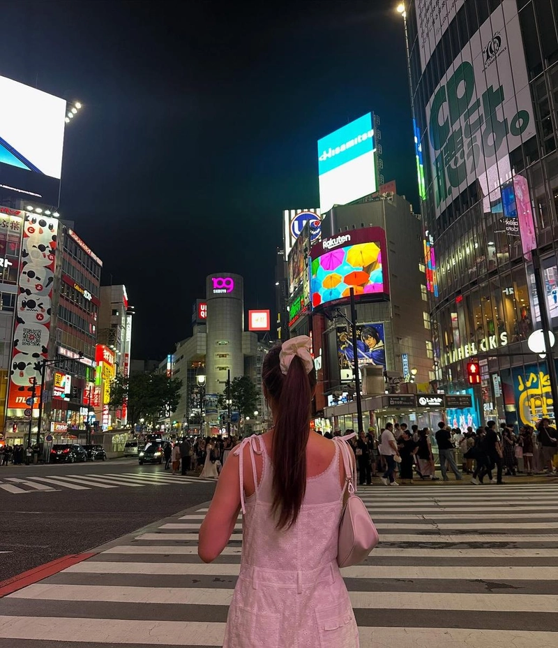 “고르고 고르다”…솔지, 여름밤 도심→빛나는 설렘 한가득 / 걸그룹 EXID 솔지 인스타그램