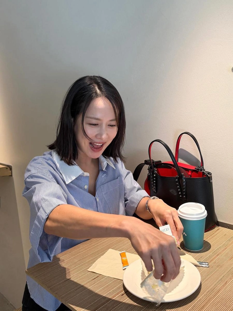 “다같이. 모두들. 열심히”…조여정, 한여름 오후→밝은 일상 눈빛 / 배우 조여정 인스타그램