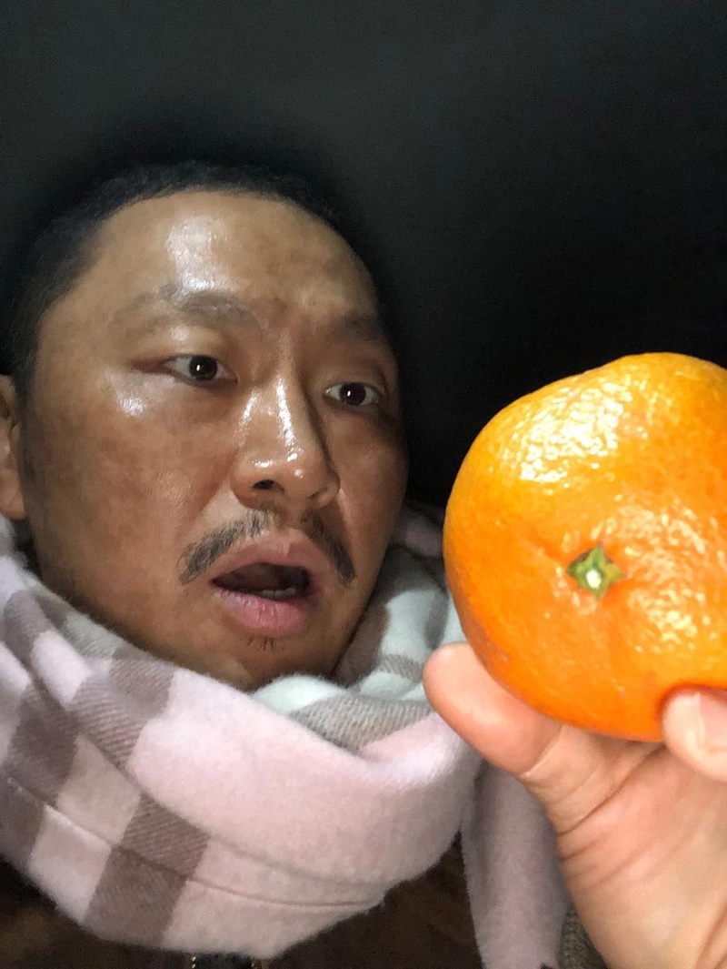 “숨겨진 대화의 순간”…양동근, 나지막한 밤→귤 앞에 멈춘 시선 / 배우, 가수 양동근 인스타그램