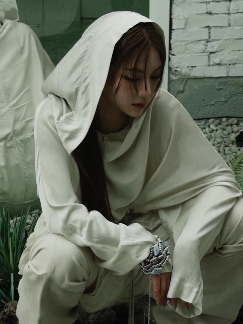 “젖은 마음처럼”…아이사, 여름밤 우울→청초한 무드 / 스테이씨 아이사 인스타그램
