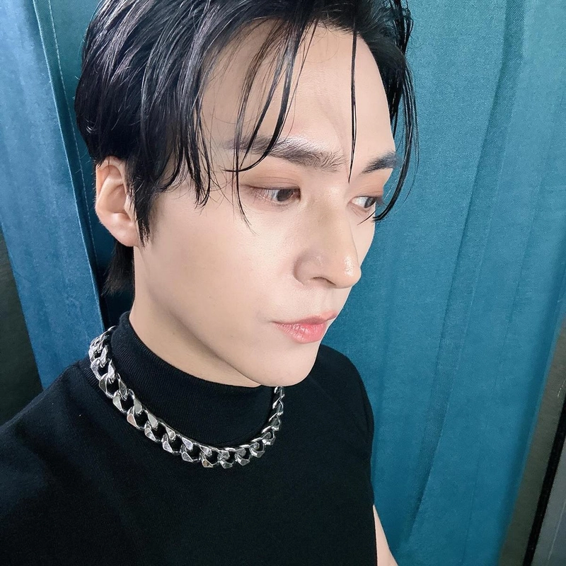 “차분히 깔린 시선”…손동운, 여름 밤 공기 속→묵직한 존재감 / 그룹 하이라이트 손동운 인스타그램