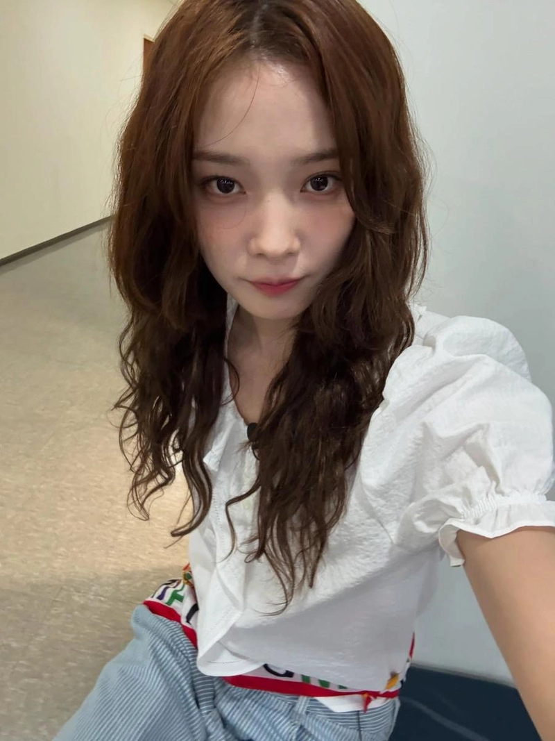 “조금 후 10시에 만나요”…윤소희, 집중의 눈빛→생방송 설렘 / 배우 윤소희 인스타그램