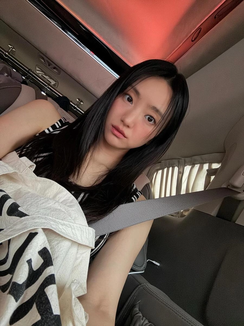“창밖을 담은 눈빛”…원진아, 여름밤 차 안→고요한 미소의 반전 / 배우 원진아 인스타그램