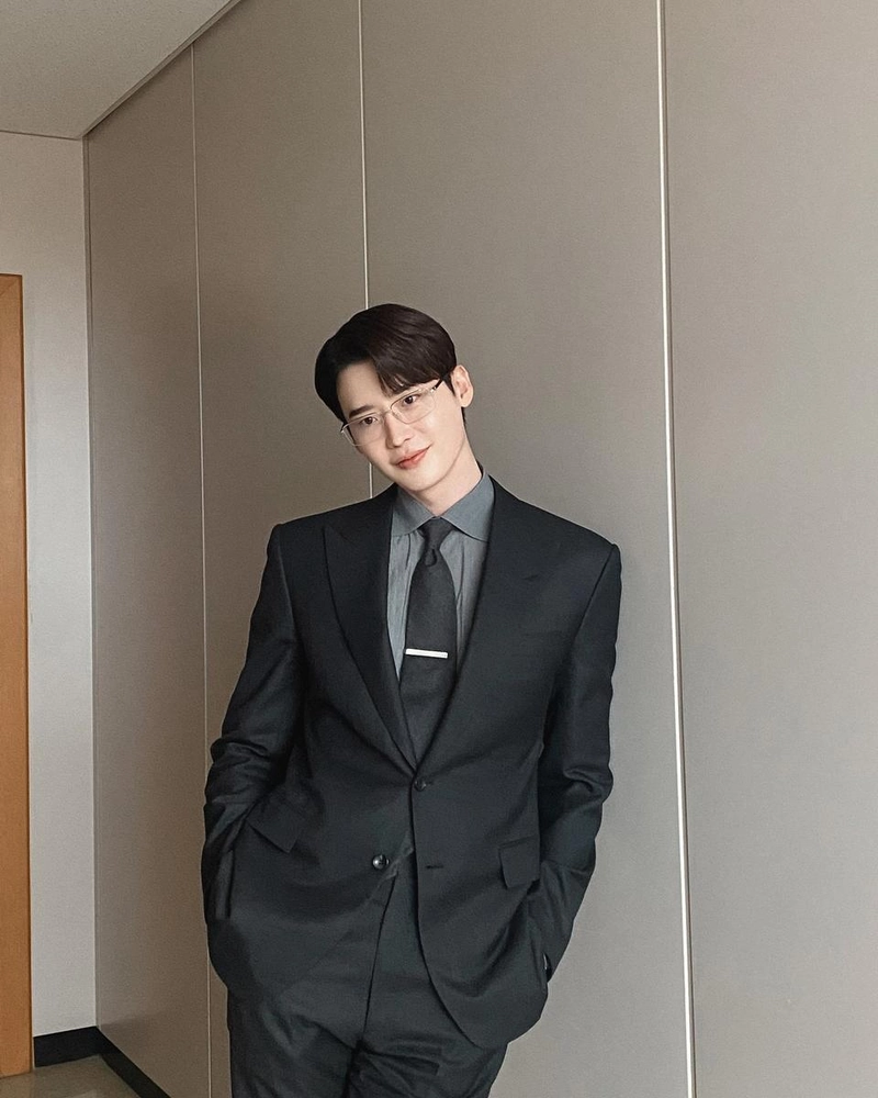 “차분함이 묻어났다”…이종석, 여름밤 정장 비주얼→품격의 정점 / 배우 이종석 인스타그램