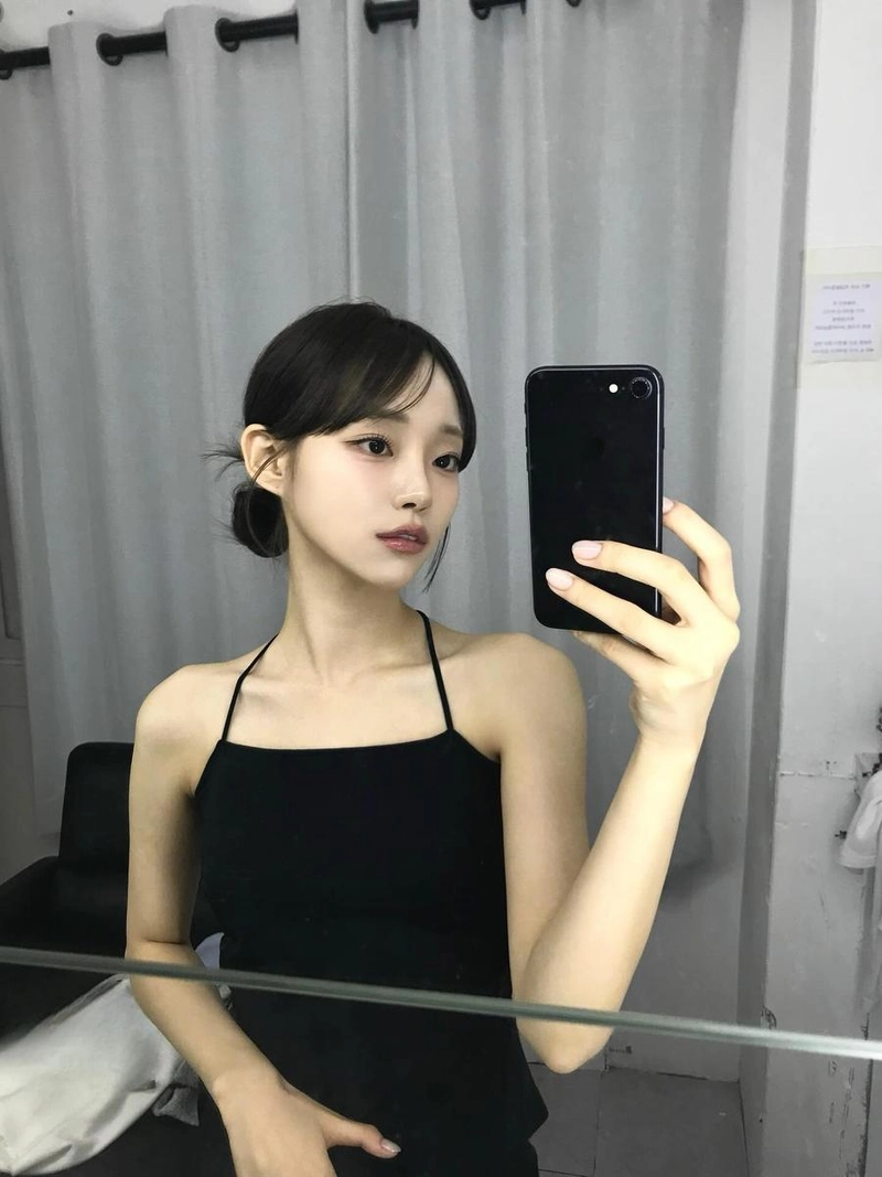 “묘하게 스며드는 여름밤의 고요”…송예빈, 검은 실루엣→청순 시선 압도 / 배우 송예빈 인스타그램