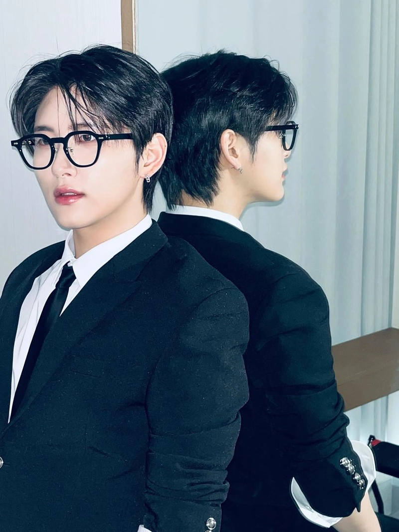 “안경 쓴 신사도 있어”…우빈, 여름밤의 시선→도회적 매력 폭발 / 그룹 크래비티 우빈 인스타그램