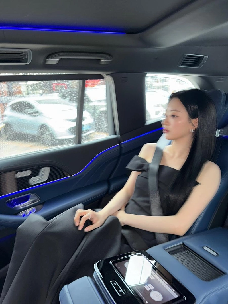 “블랙으로 물든 설렘”…조이현, 긴장과 여유→시선 압도적 변신 / 조이현 인스타그램