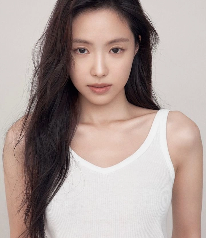 “손나은, 변신은 계속된다”…새 프로필 사진으로 빛난 독보적 아우라→배우 행보 기대