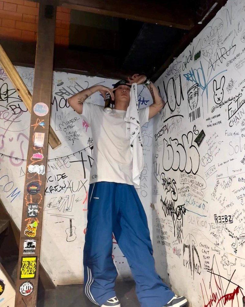 “manchester love sm”…DPR CREAM, 여유 속 깊어진 여운→낙서 벽 앞 시선 압도