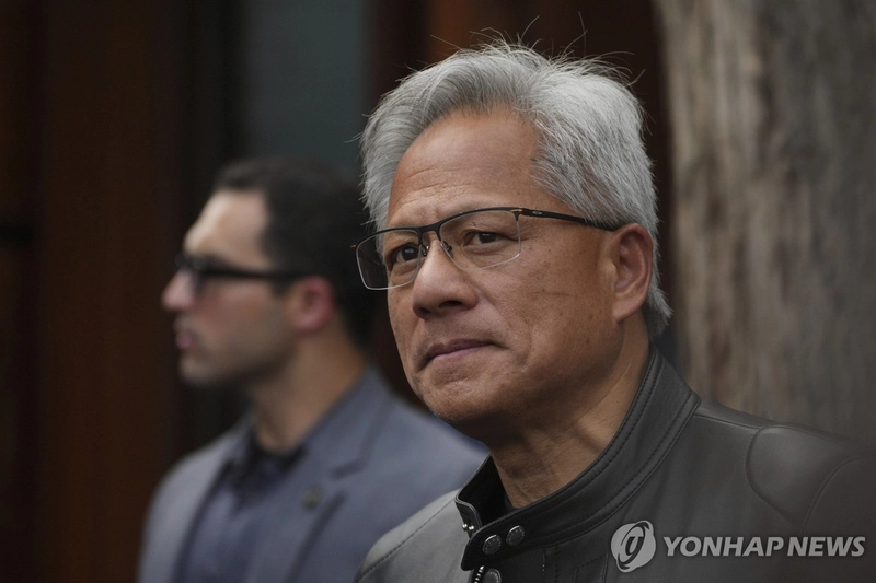 ‘엔비디아’ H20 中수출 재개…젠슨 황 협상에 트럼프 행정부 규제 철회