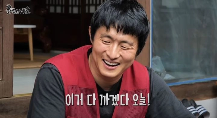 “김대호·기안84, 술 한잔에 터진 진심”…유튜브 ‘먹방’ 웃음 속 소주잔→폭우의 밤 공감