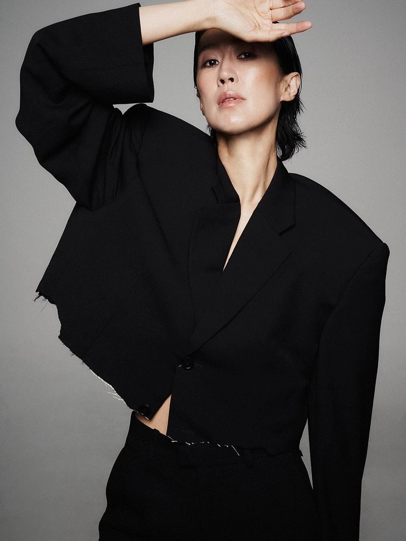 “빛을 피하는 순간”…홍진경, 흑의 시크→여름을 압도하다 / 모델, 가수 홍진경 인스타그램