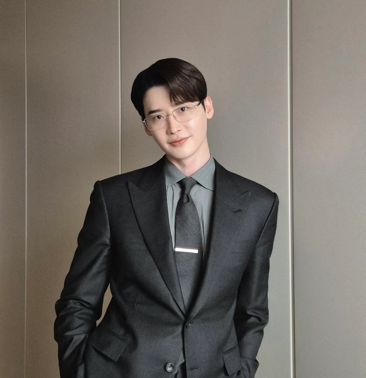 “완벽한 수트핏의 남자”…이종석, ‘서초동’ 촬영 현장서 미소로 시선 집중