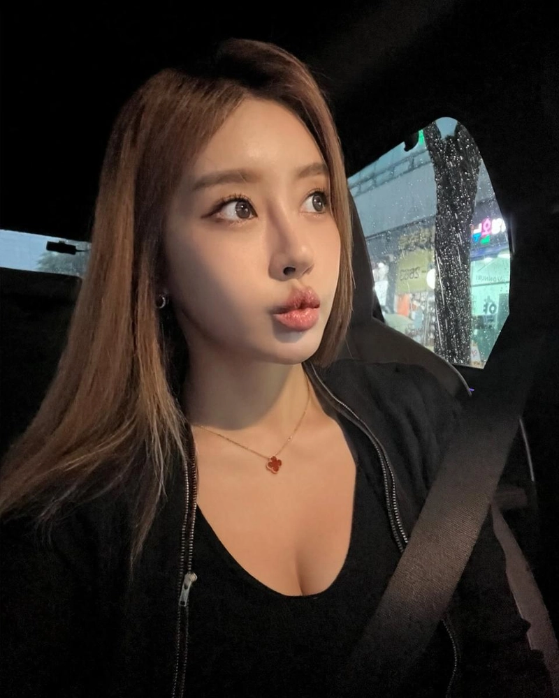 “미팅 향한 설렘과 먹구름”…서인아, 빗속의 고요→여름 감성 셀카 / 가수 서인아 인스타그램