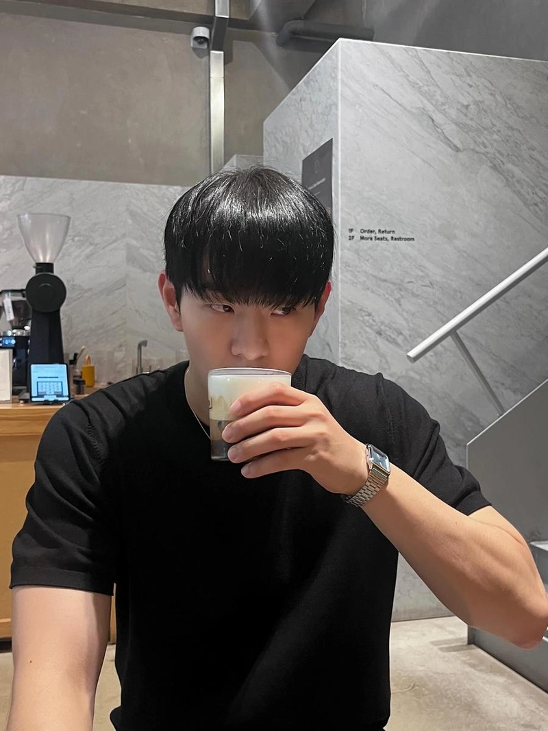 “차가운 여름 한가운데서”…이승우, 고요한 시선→도심 속 휴식의 온기 / 배우 이승우 인스타그램