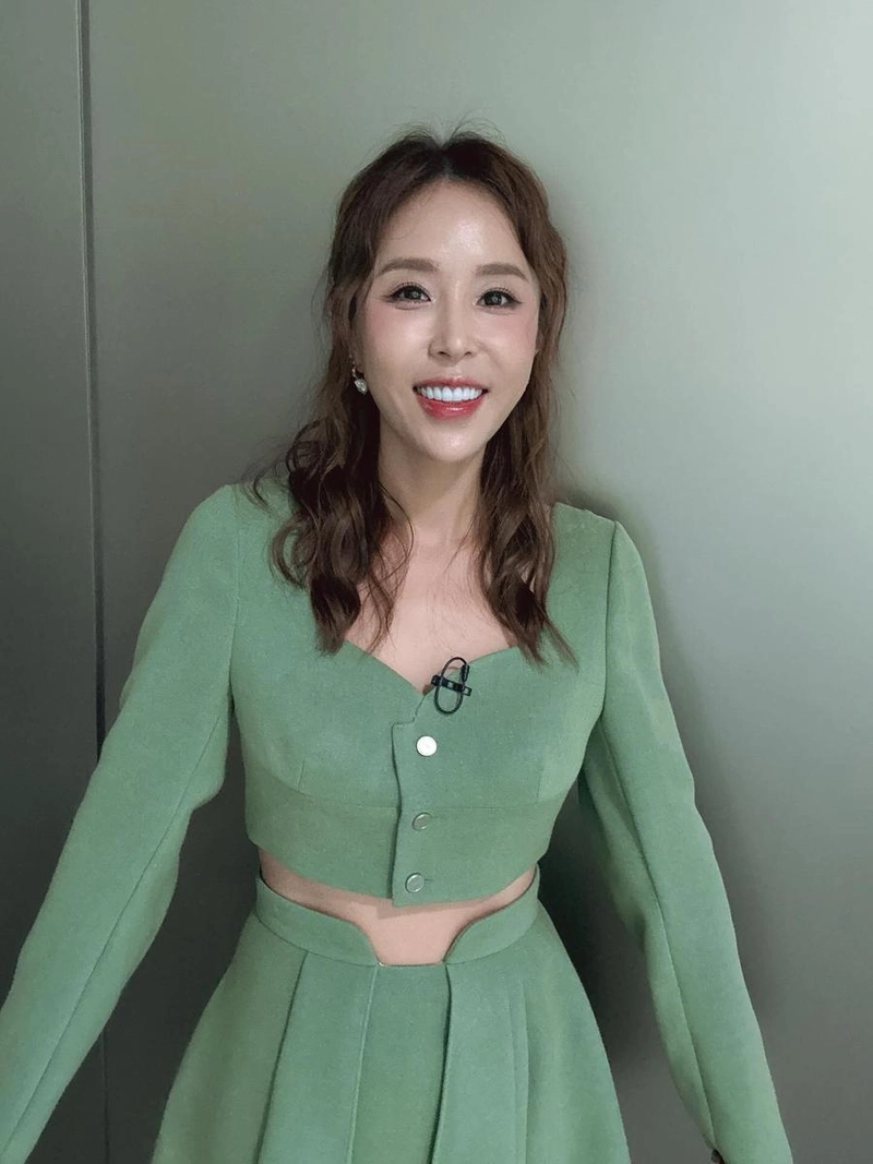 “오늘도 새벽부터 수고했어”…신지, 한 여름의 미소→초록빛 에너지 / 코요태 신지 인스타그램