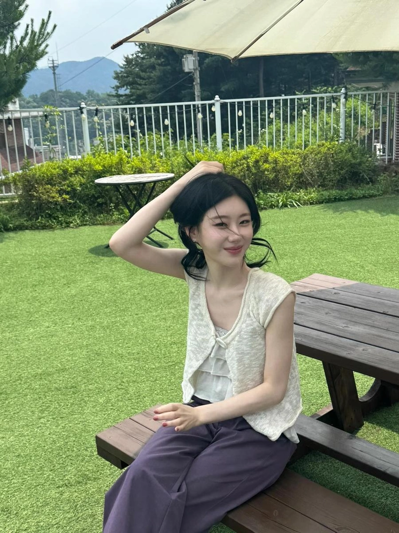 “햇살에 스며든 미소”…채령, 여름날 정원→청량한 여운 / 걸그룹 있지 채령 인스타그램