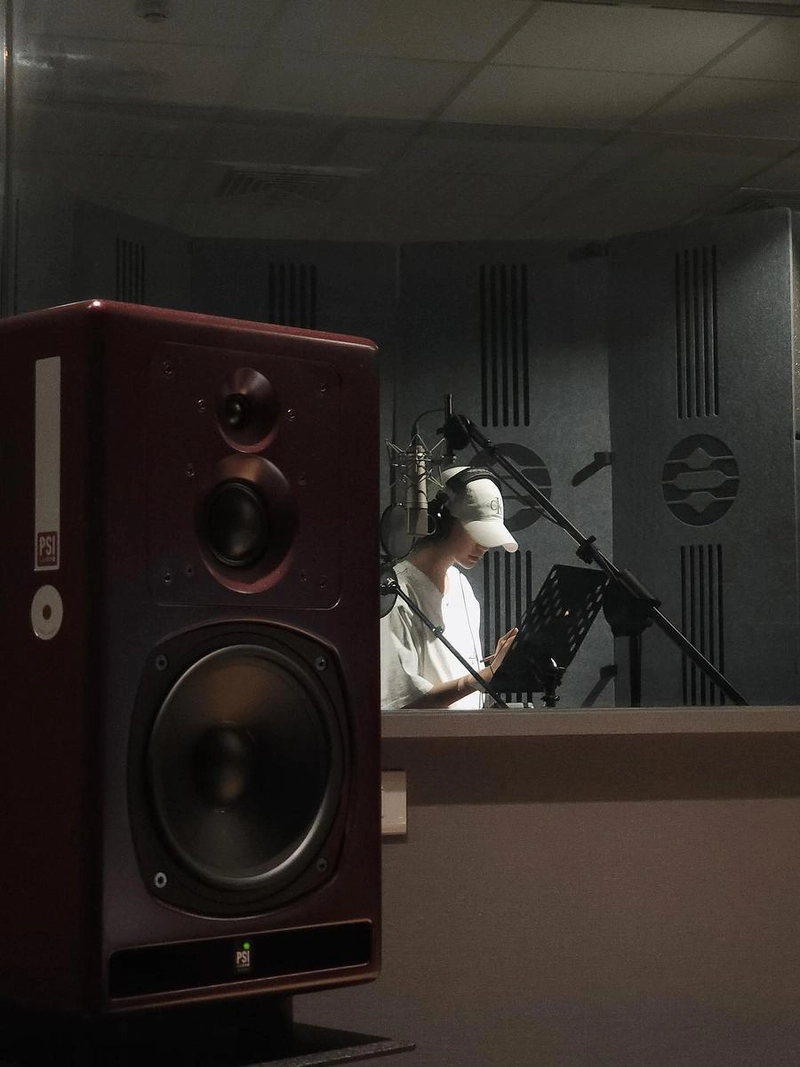 “빛과 그림자 사이”…이주은, 고요한 집중→스튜디오 감성 가득 / 치어리더 이주은 인스타그램