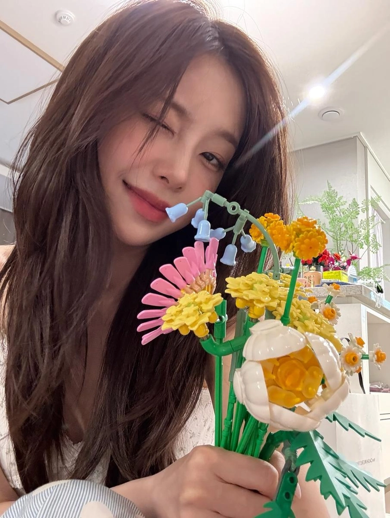 “여름을 쌓아 올리는 순간”…츄, 윙크 한 번에 행복→레고 꽃다발로 설렘 폭발 / 가수 츄 인스타그램