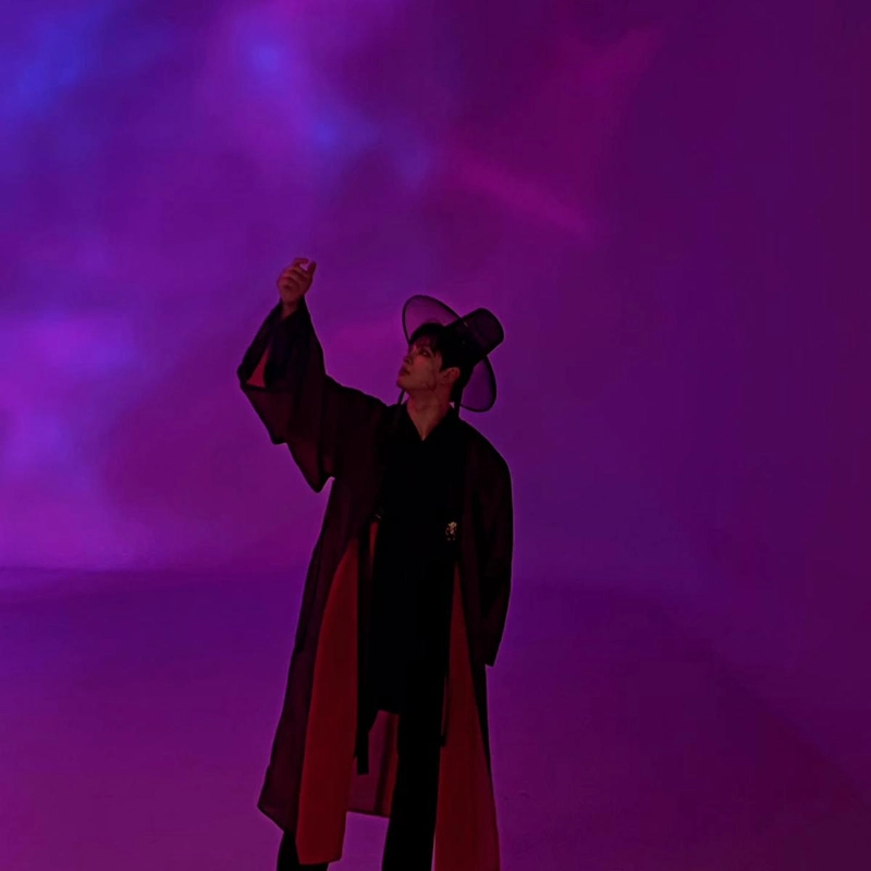 “I'm your idol”…이도, 붉은 한복 자락→몽환적 존재감 각인 / 그룹 원어스 이도 인스타그램