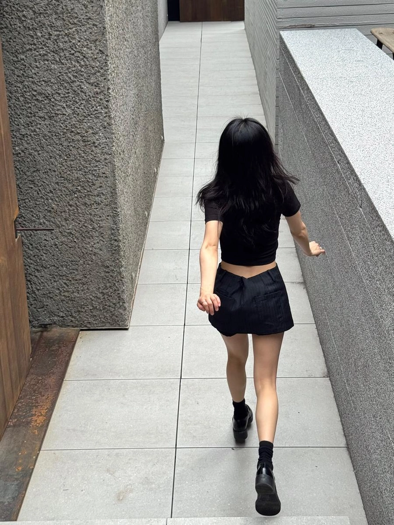 “어디서나 당당하게 걷기”…이새롬, 감각적 여름→자유의 실루엣 / 걸그룹 프로미스나인 이새롬 인스타그램