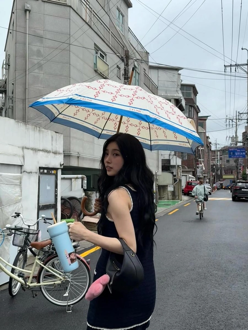 “길 위의 여유”…수지, 여름 오후의 산책→우산 아래 빛난 순간 / 가수 수지 인스타그램