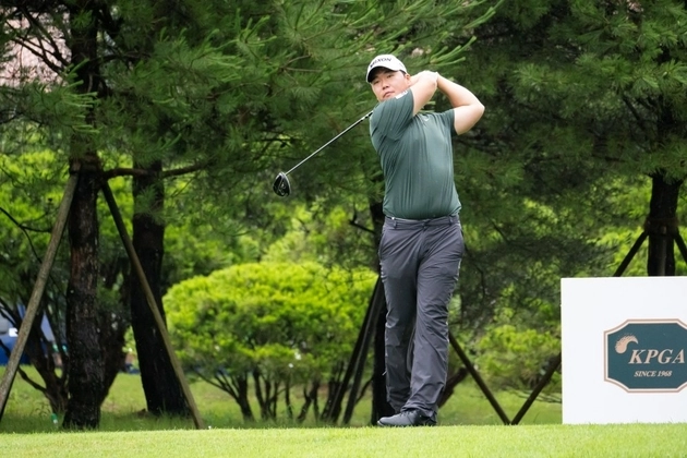 “첫 연장전 버디 마무리”…김태우, KPGA 챌린지 투어 데뷔 첫 우승 / 연합뉴스
