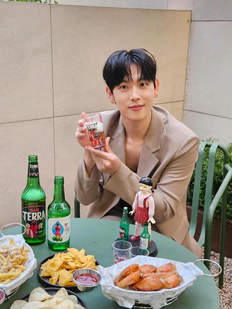 “잔잔한 오후의 여유”…임시완, 부드러운 미소→도심 한켠 여름 만끽