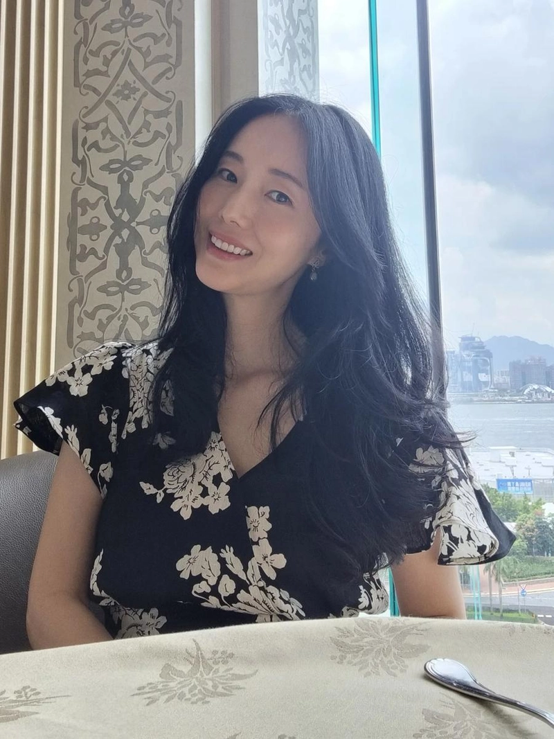 “이제는 여유로워졌어요”…이정현, 성숙해진 미소→여름 해외 출장 인증 / 배우 이정현 인스타그램