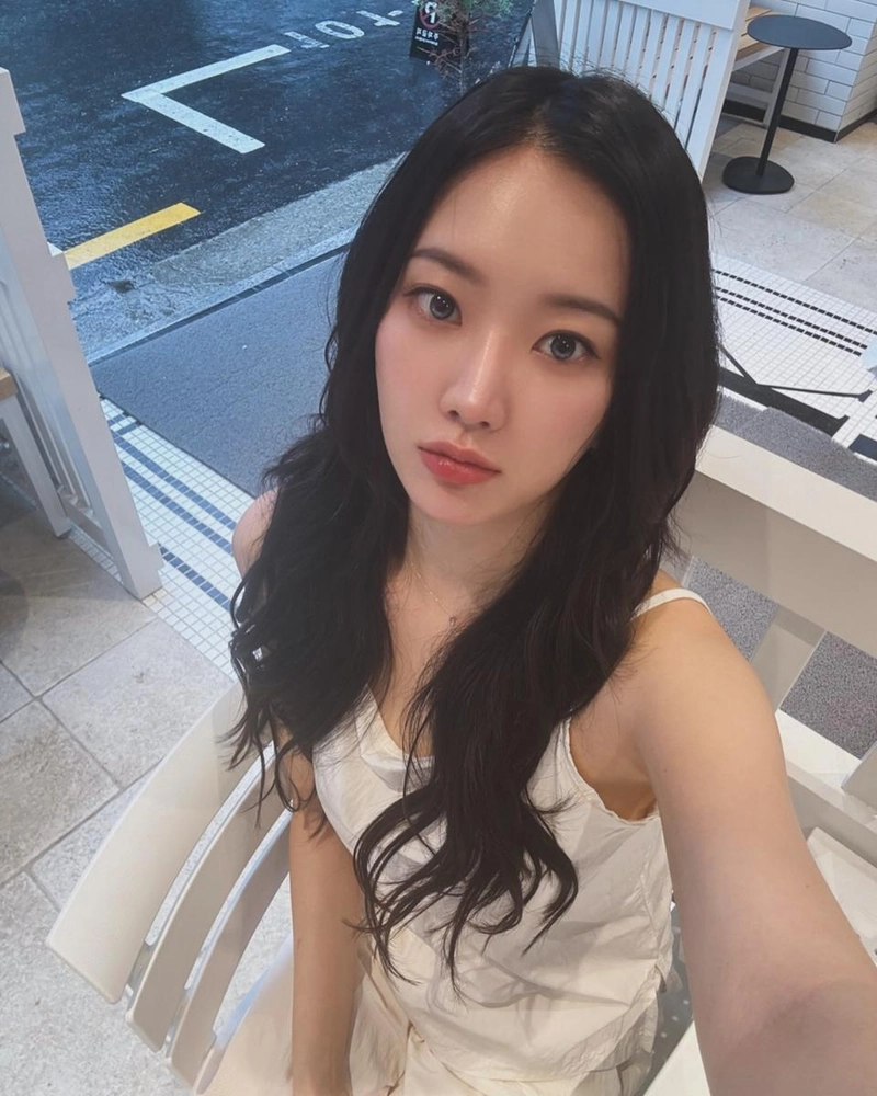 “비 내린 오후, 조용히 멈춰 선다”…강민지, 긴 머릿결 아래 담은 여름 감성→청아한 눈빛 / 배우, 모델 강민지 인스타그램