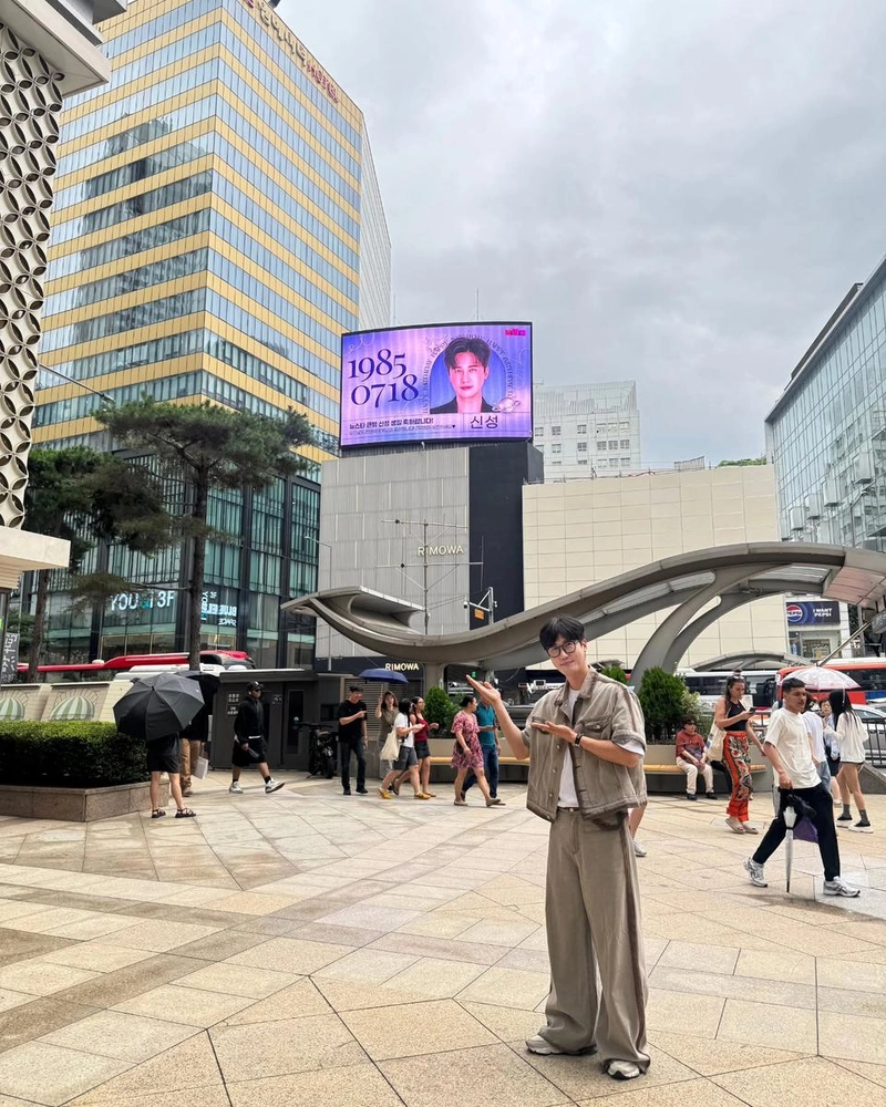 “오늘은 귀한 날이었습니다”…신성, 여름 도심 한복판→생일 전광판 인증 감동 / 가수 신성 인스타그램