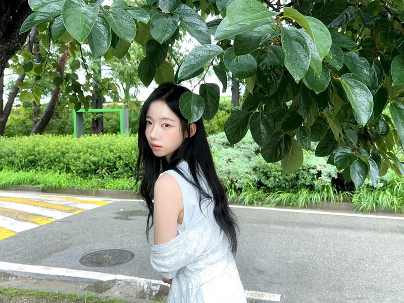 “여름비 머금은 눈빛”…클라씨 혜주, 초록 그림자 속 청순→감성 폭발 / 걸그룹 클라씨 혜주 인스타그램