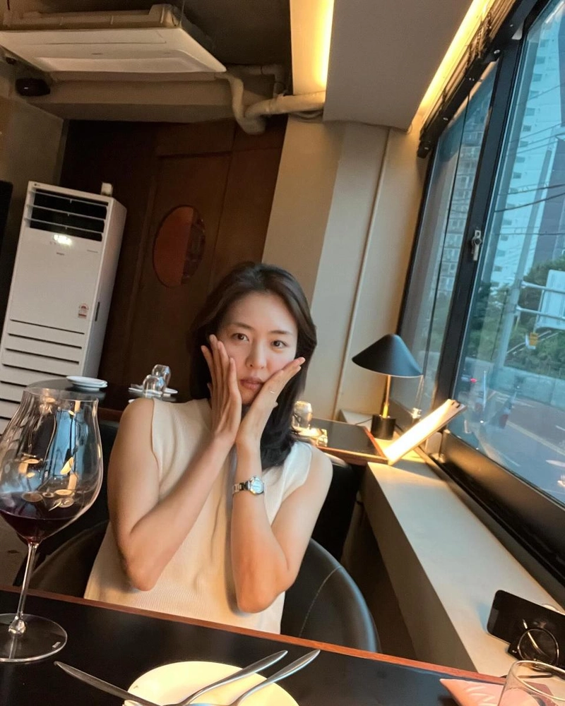 “유리창 너머 빛이 내려왔다”…이연희, 여름 저녁→고요한 만남의 순간 / 배우 이연희 인스타그램