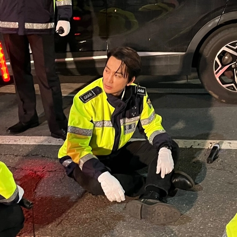 “금쪽같은 순간을 준비하며”…송승헌, 야간 촬영 속 고요한 집중→경찰로 완벽 몰입 / 배우 송승헌 인스타그램
