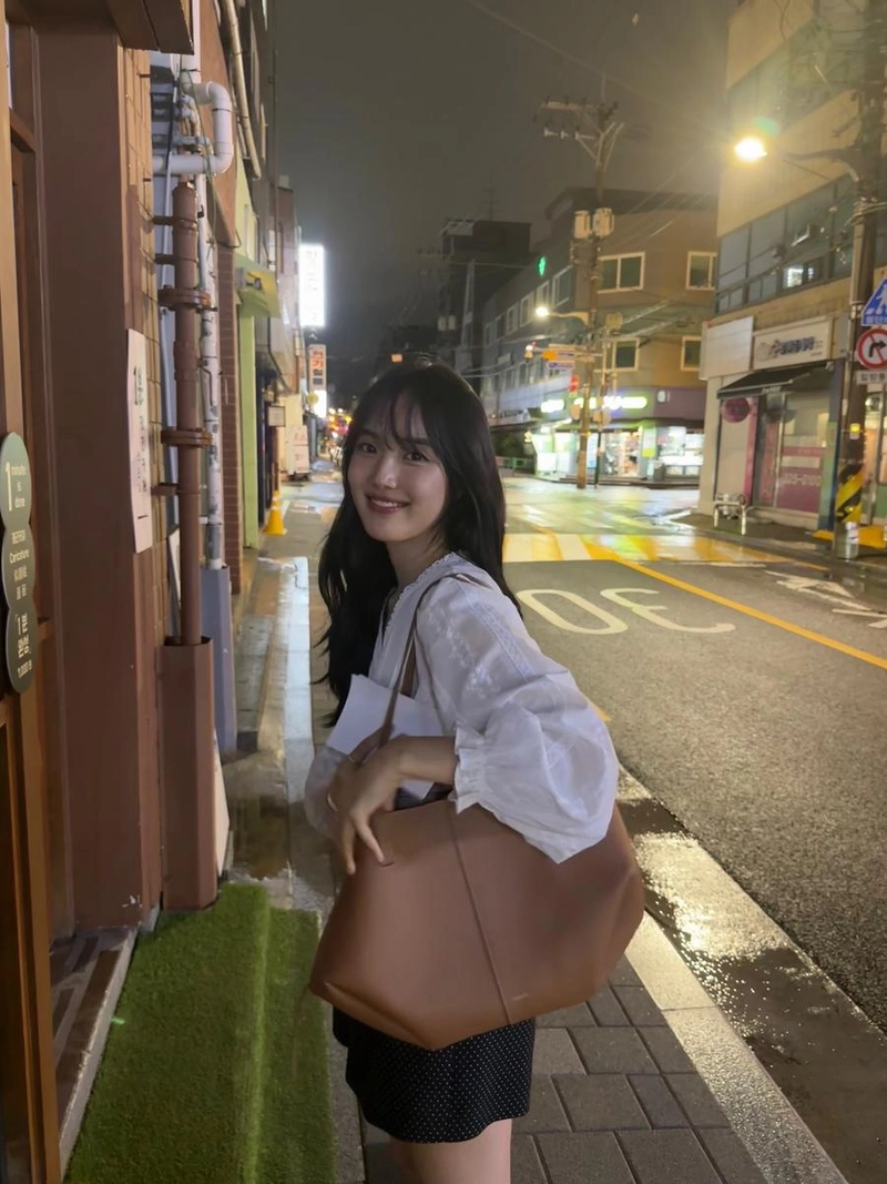 “습기 머금은 거리 위 미소”…윤서아, 여름밤 산책→감성 수채화 / 배우 윤서아 인스타그램