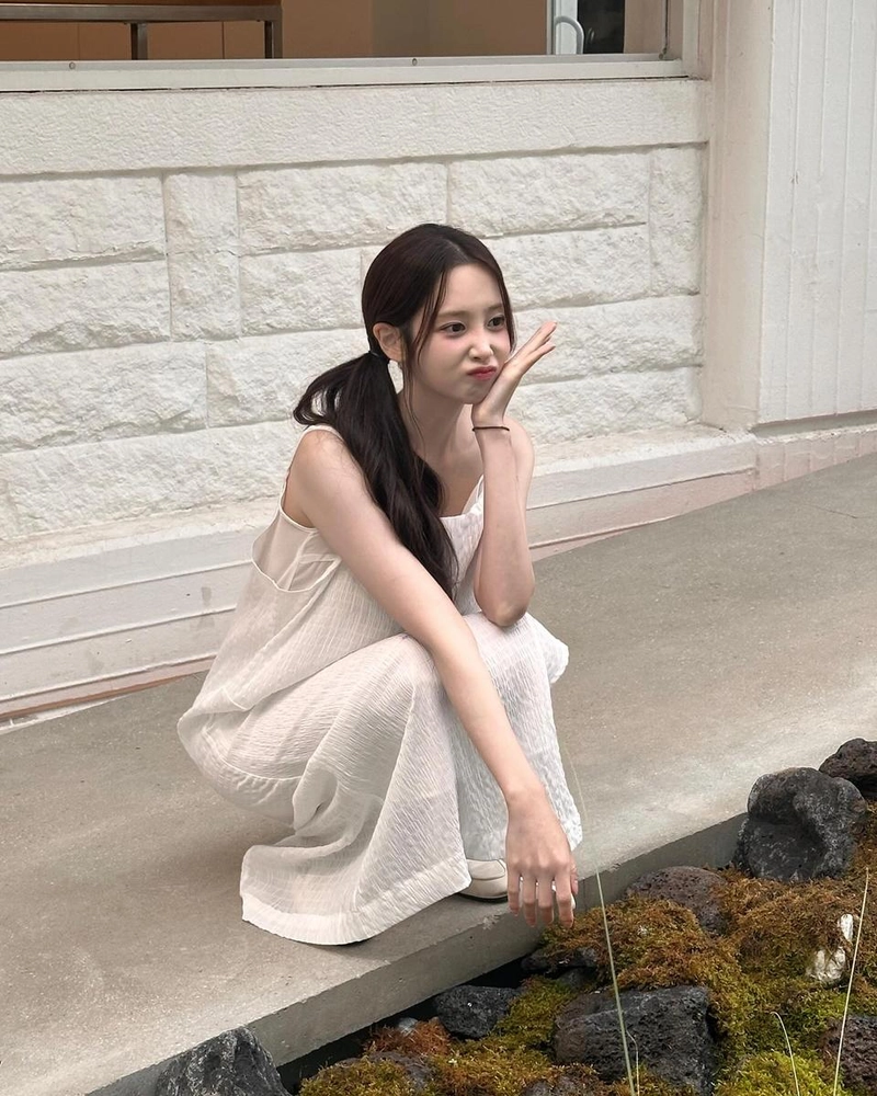 “비맞기 싫으면 나랑있어”…유지애, 여름날의 맑음→투명한 미소 / 걸그룹 러블리즈 유지애 인스타그램