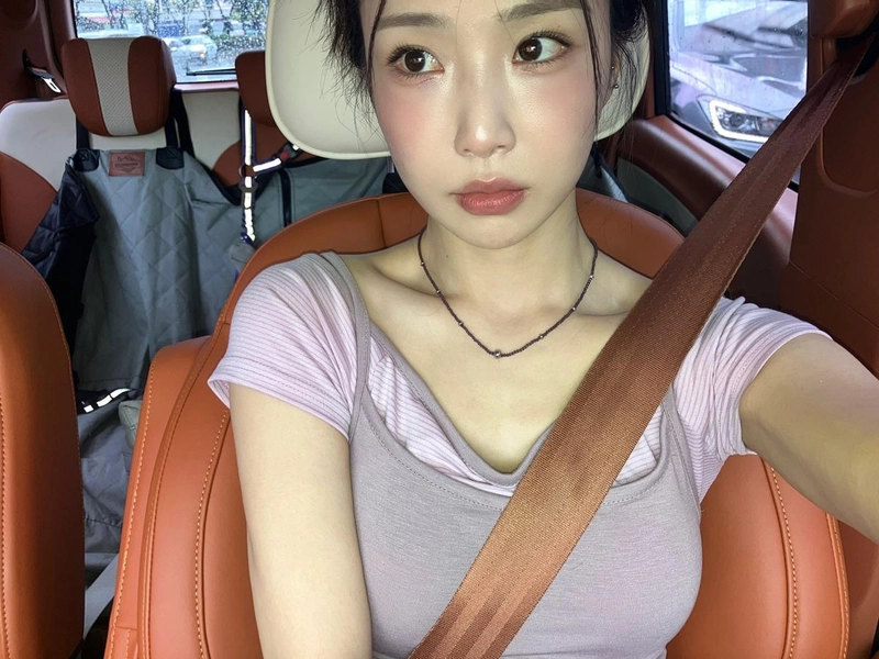 “창밖에 내리는 비처럼”…이유나, 아련한 눈빛→한여름 감성 폭발 / 걸그룹 브브걸 이유나 인스타그램
