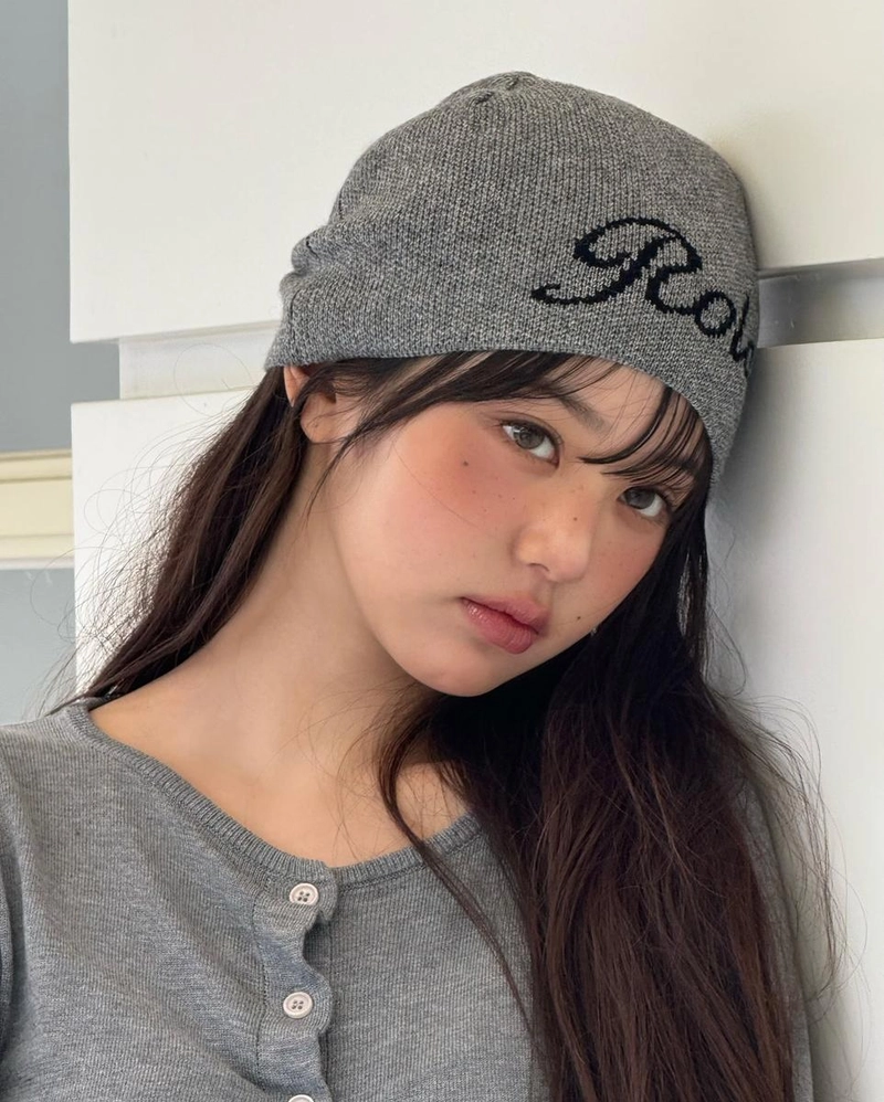 “차분함에 깃든 깊은 눈빛”…장원영, 회색빛 여름→묘한 여운 속 셀카 / 걸그룹 아이브 장원영 인스타그램