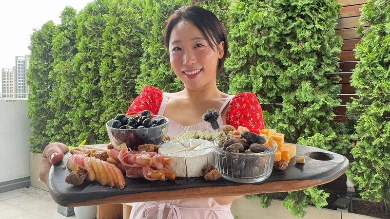 “유튜브도 찍고 드라마도”…이미도, 더운 여름 미소→먹방으로 활력 / 배우 이미도 인스타그램