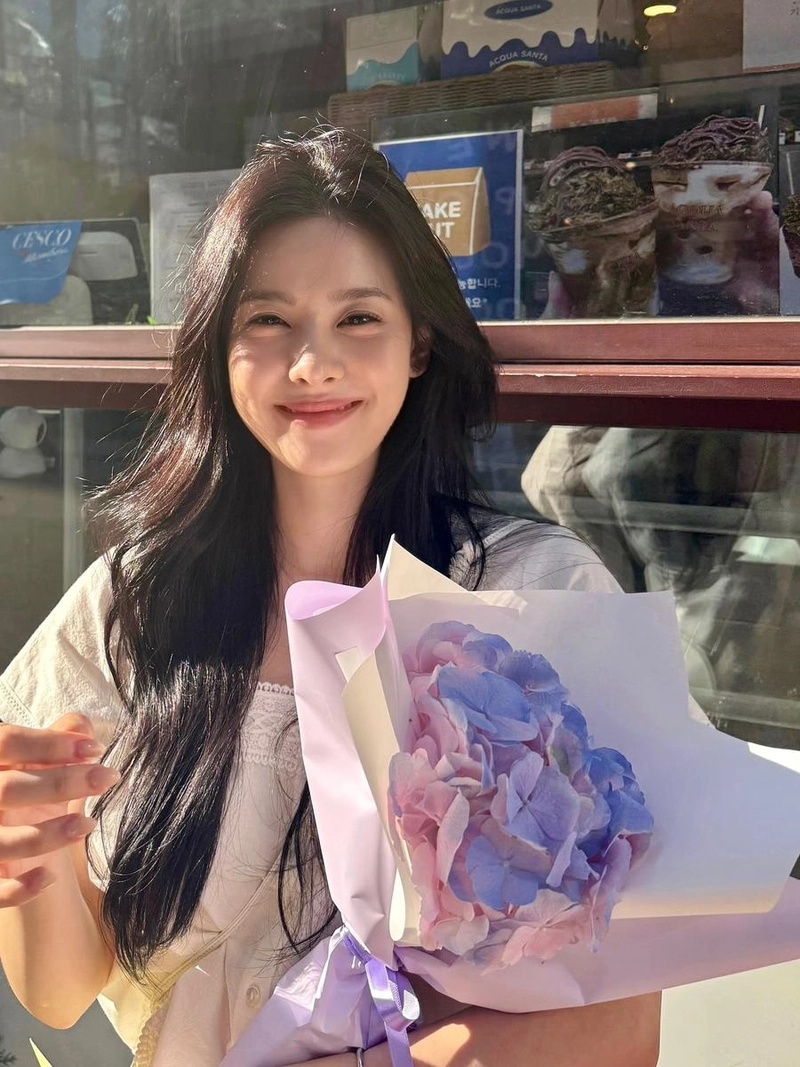 “꽃 오랜만에 받았어요”…주하늘, 여름 햇살 속 미소→감성 설렘 가득 / 하트페어링 출연자 모델 주하늘 인스타그램