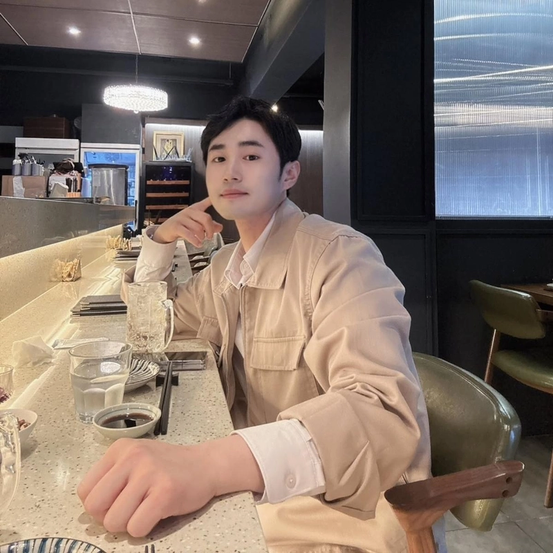 “여기 초밥 왜케 맛있어”…김민수, 미소 머문 저녁→포근한 분위기 속 인증 / 나는 솔로 25기 영수 김민수 인스타그램