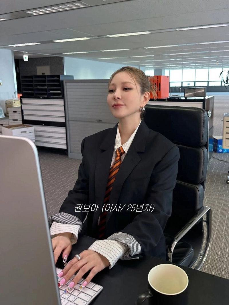 “화려함 속 담담한 시선”…보아, 사무실에서 압도적 존재감→시선 사로잡은 근황 / 가수 보아 인스타그램