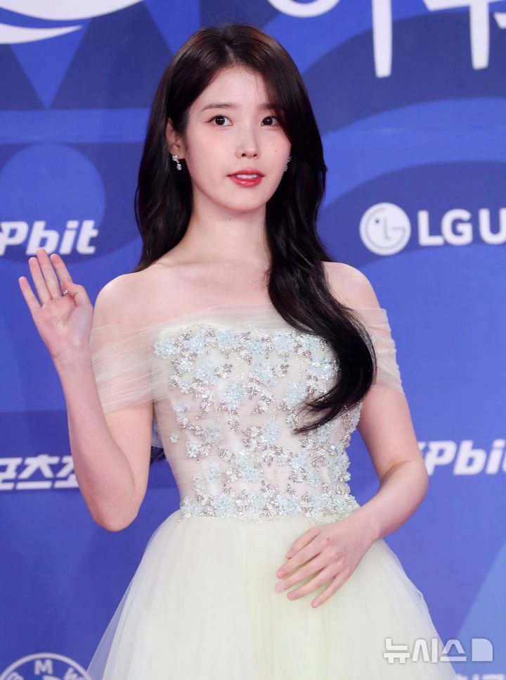“아이유·폭싹 속았수다, 청룡시리즈 어워즈 정상서 빛났다”…압도적 3관왕→대중은 극찬