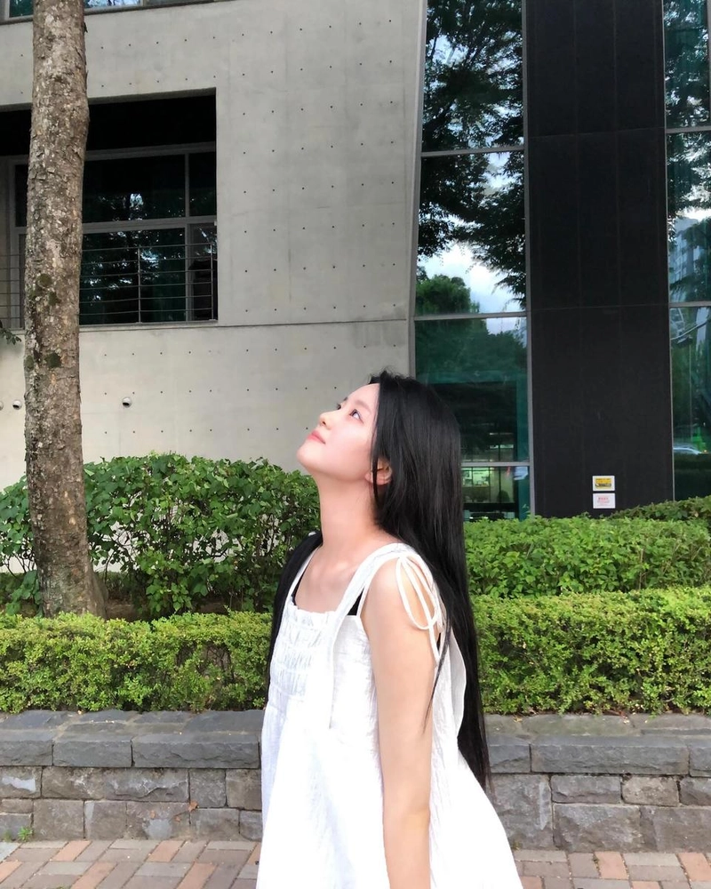 “고요한 시선 머문 오후”…이제연, 여름밤 정적→청초한 아름다움 / 하트페어링 출연자 변호사 이제연 인스타그램